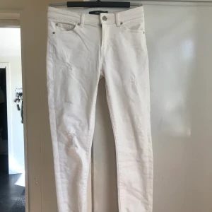 Vita jeans/byxor - Vita jeans/byxor från Ellos. Använda 1-3ggr och i superfint skick. Lite långa på mig som är 157cm lång:) Säljes pga använder ej. 75kr+ frakt(köparen står för frakt)🌸🥰