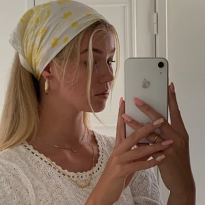 Scarf - Jättegullig gul scarf. Säljer pga att jag inte använder längre. Budgivning i kommentarerna. Startpris 50kr✨🦋