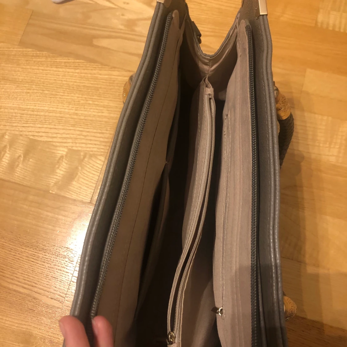 Fin grå väska med gulddetaljer  - 90