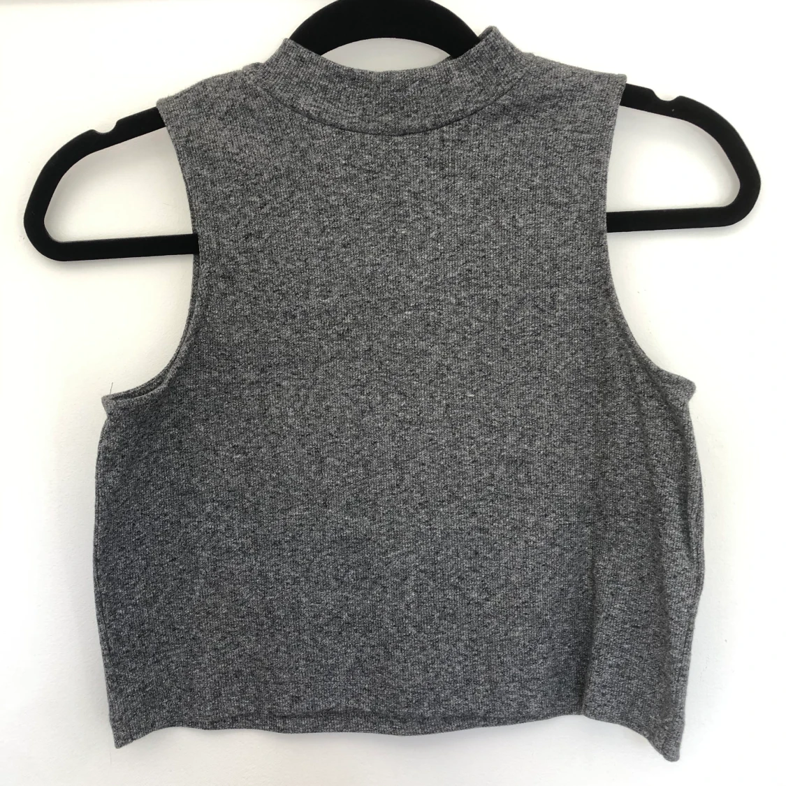 Grå crop top