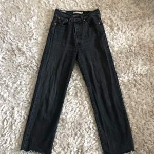 ett par supersnygga ribcage jeans från Levi’s! De är i super bra skick men jag säljer dem för att jag måste rensa min garderob. 