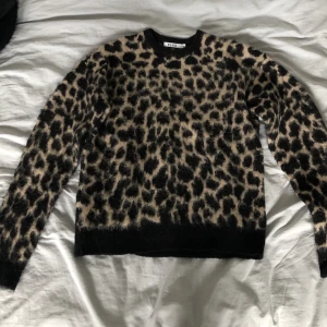 leopard tröja - Leopard tröja från na-kd. Säljer då den inte kommer till användning. Använd väldigt få gånger därav är den i nyskick. Storlek i XS. Köparen står för frakt.