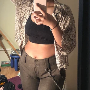 skjorta weekday - fin och enkel skjorta som går att både klä upp och ner. från weekday för 349 kr. passar både S och M, lite oversized