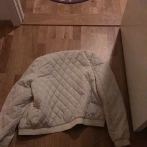En Jacka (oklart var den är ifrån) - Jag säljer denna jacka för den inte kommer till användning hemma hos mig⭐️ du kan vända den ut och in och få samma funktion fast ett annat coolt mönster🌈 den är använd några gånger av mig men jag har fått den av någon släkting som säkert använt den många gånger❄️