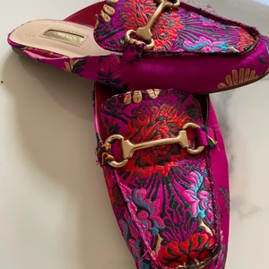 Slip-ins i härlig magenta 37 - Ett par slip-in tofflor, sparsamt använda storlek 37. Piffar upp vilken outfit som helst. 
