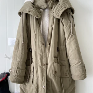 Foderjacka vero moda - Bra skick, använd fåtal gånger bara suttit i garderoben, köparen står för frakt