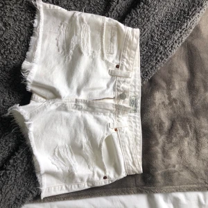  Vita Jeansshorts - Supersnygga vita jeansshorts från abercrombie & fitch, använda 1 gång! Köparen står för frakt❤️❤️