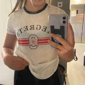 Forever 21 - En fin t-shirt som är köpt i usa förra sommaren. Aldrig använd.