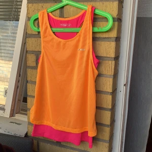 träning Shirt  - jätte fin och användt kanske 2-3 gånger den är i storlek S 