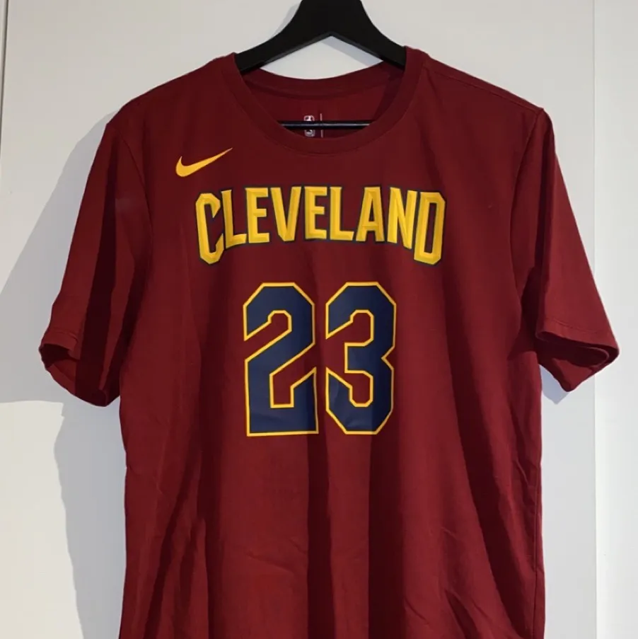 Nike Lebron James cleveland cavaliers t-shirt, officiell NBA produkt, väldigt bra skick, storlek M. T-shirts.