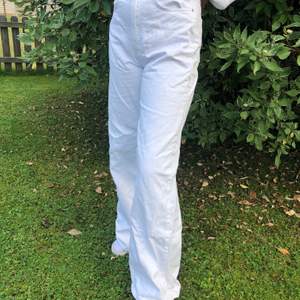 Ett par vita ”Idun Wide Jeans” från Gina Trico’t. Mycket fint skick, knappt använda då de är för stora för mig.