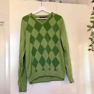 Grön argyle tröja från Riley - Vintage grönrutig argyle pullover från Riley. Köpt second hand men i nyskick. Strl M herr men passar bra oversize på strl xs/s! Materialet är 100% bomull. Fler bilder kan skickas! Frakt tillkommer på 63kr💚 (Budgivning i kommentarerna! Avslutas 24/8 kl 11:00!!!)