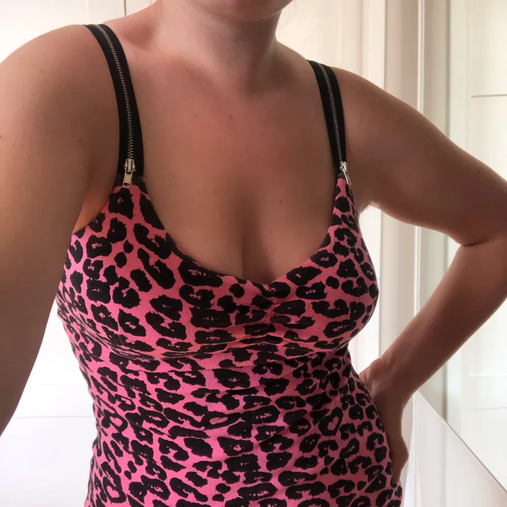hot pink mini-dress med leopardmönster från ONLY. axelremmarna är svarta med varsin dragkedja. (säljer för är för liten för mig, strl M). Klänningar.