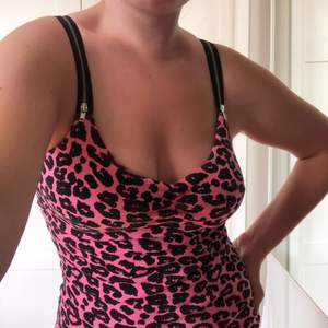 hot pink mini-dress med leopardmönster från ONLY. axelremmarna är svarta med varsin dragkedja. (säljer för är för liten för mig, strl M)