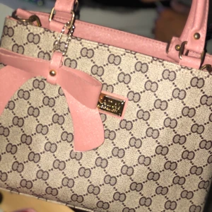 Super söt väska  - Säljer denna jätte söta väskan som jag köpt i barcelona. Väskan är i fint skick och är väldigt rymlig med två fack. 