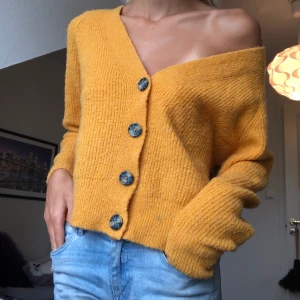 Mysig kofta - Jättemysig kofta som passar till hösten eller en sommarkväll. Passar en xs-m skulle jag säga beroende på hur man vill att den ska sitta.