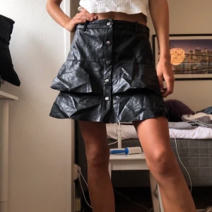 Skinnkjol - Intressekoll på min ascoola (fejk) skinnkjol från zara. Strl M. 