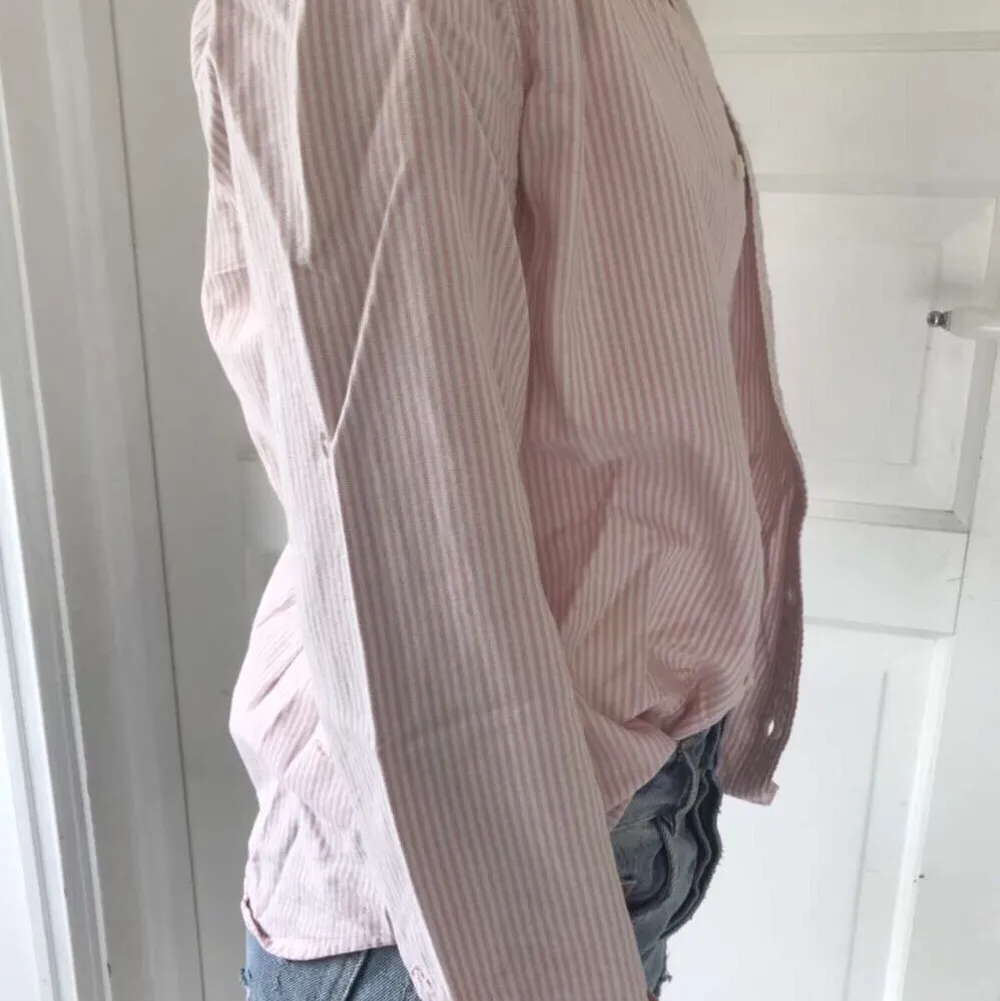 Skjorta från Ralph Lauren i storlek 16 år men passar perfekt om man är XS/S i vanliga fall. Rosa och vitrandig. Nypris ca 800 kr. Köparen står för frakten. Kontakta om du är intresserad!💞. Skjortor.