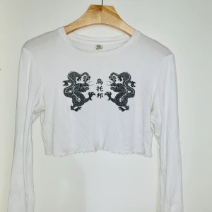 Urban outfitters topp  - Urban outfitters crop top storlek M. Passformen ser ni på bild 2.