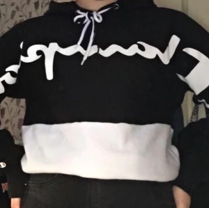 Champion Hoodie - Säljer min såå fina champion hoodie, har använt den 2/3 gånger så den är i mycket mycket bra skick. Hoodien är superskön och har dubbel snörning så man kan välja färg! Nypris 500kr , mitt pris 300kr +frakt❤️