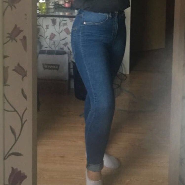 Snygga blå jeans från Lager 157! Jeansen är jätte stretchiga så de passar mig som är S/M också💕 Använda max 5 gånger. Benen är ganska långa så skulle nog passa någon som är runt 165-170, men är man kortare kan man bara vika upp dom som jag gjort på bilden (jag är ungefär 160). Nypris 200kr , mitt pris 100kr +frakt🥰. Jeans & Byxor.