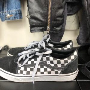 Supercoola vans - Rutiga vans köpt för drygt ett år sedan. Använt rätt många gånger men syns inte, ser i princip oanvända ut. Har tyvärr inte kvar lådan. Buda💞