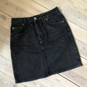 Jeanskjol Topshop - Svart/grå jeanskjol från Topshop (Moto) i fint skick, använd ett par gånger. 