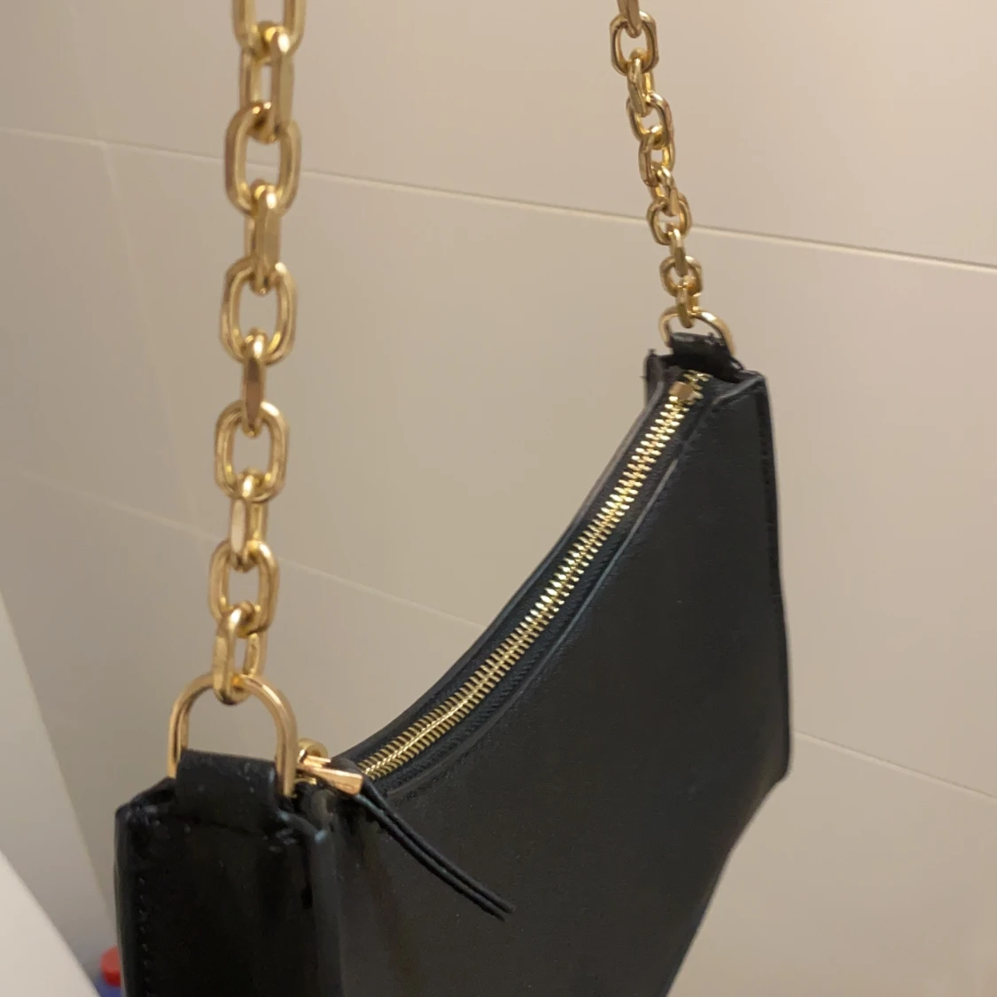 Svart axelväska med guldkedja och guld ditaljer från mango - 91