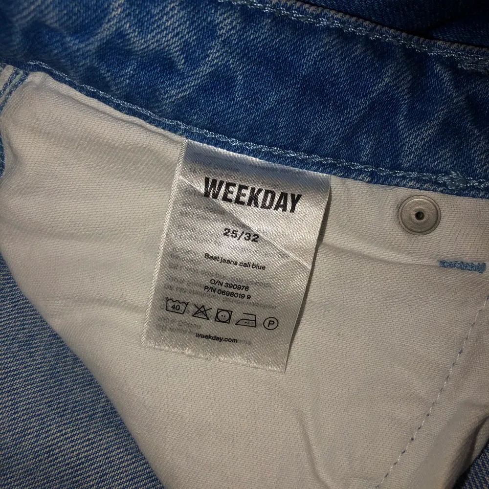 Ljusblåa vida jeans från weekday, i storlek 25/32. Dom sitter bra runt midja och rumpa, går sedan ut över smalben och knän. (Se bild) 71 cm runt midjan och 79 cm vid längden. Bra skick och väldigt fina! Säljer då dom är försmå för mig🌷nästan inte använda.😋 går att mötas eller frakt tillkommer.. Jeans & Byxor.