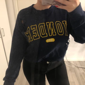 Sweatshirt med slitningar - Köpt på ginatricot. 