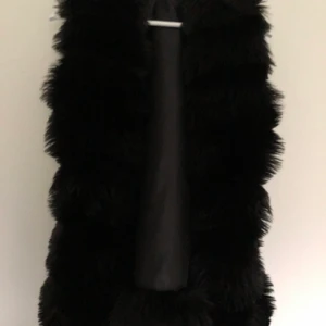 Svart väst  - Säljer min svarta pälsväst i storlek s/m. Nästan aldrig använd, bara ett fåtal gånger. 😊