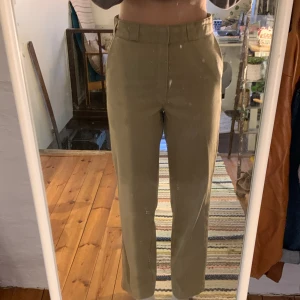 Dickies  - Ett par beiga dickies byxor i storlek 32/32. Andvänt men bra skick. Köpare står för frakt