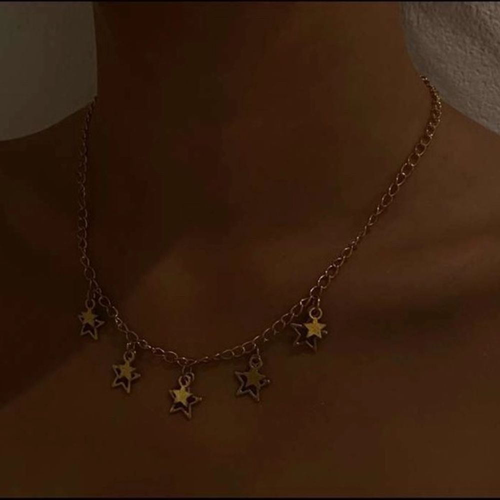 Jättefint halsband i guld med stjärnor. Glöm inte att 10% av vinsten går oavkortat till organisationen kvinna till kvinna. . Accessoarer.