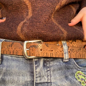 Skärp i läderimitation!  - Snyggt skärp med ormliknande mönster 💞 frakt tillkommer 22kr