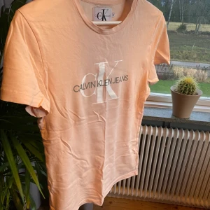 Calvin Klein, XS - Rosa t-shirt. Väl använd men i mycket fint skick. 