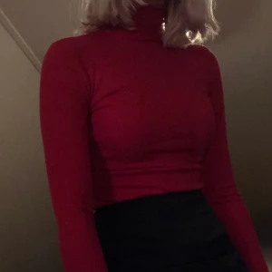 Röd turtleneck - Aldrig använd, ganska tajt, 