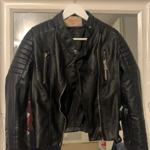 Chiquelle skinnjacka - Snygg skinnjacka från chiquelle! Säljes då den inte används längre, passar mig snyggt som är en s i vanliga fall! Frakten betalar köpare! 