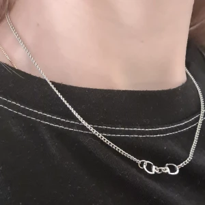 Handcuffhalsband - Säljer detta halsbandet som liknar handcuffs. Det är 42cm lång men justerbart till 46. Frakt tillkommer på 11kr.