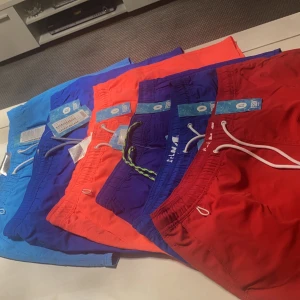 Shorts - Shorts till killar, perfekt till sommarn. Köpt i somras men har inte kommit till användning. Finns i storlek M/L/XL. Perfekt present till jul nu. 65kr/st +frakt🎄🥰 