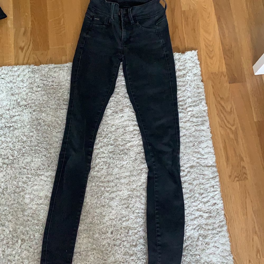G-star raw jeans i super skinny passform. Supersnygga, bekväma och sitter som en smäck. Kostade från början ca 900kr 🖤💙. Jeans & Byxor.