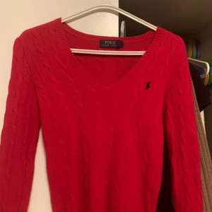 Röd Ralph Louvren (Polo)  - Storlek Xs/S kabelstickad, använd 2 ggr. Superfint skick. Kan gå ned i pris vid snabbköp, nypris 1400kr på NK