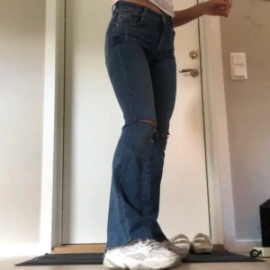 Utsvängda jeans - Måste sälja dessa jeans eftersom att dem aldrig kommer till användning☹️ Storlek 36. Kan mötas i Stockholm annars står köparen för frakten!💙