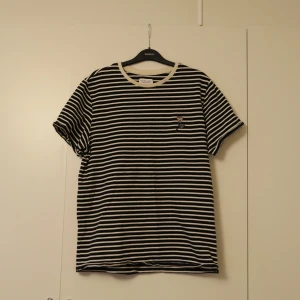 Tshirt - urban outfitters - Snygg, randig tshirt från Urbanoutfitters i märket ”Shore leave”. Gott skick! Köparen står för frakt, kan också mötas i stockholm:)