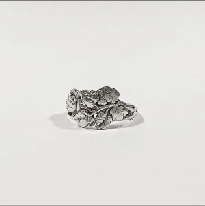 Silverring - Äkta silverring gjort av en sked köpt på secondhand, storlek M (17-18mm i diameter), våra ringar är justerbara samt den missfärgas eller rostar ej!✨🤍 Betalning sker via swish och frakt ligger på  20kr, spårbart brev 75kr!