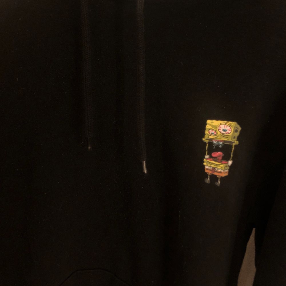 Säljer denna svarta Svampbob hoodien med tryck både fram och bak, den sitter så fint på och blir en härlig färg klick ! Köparen stör för frakten . Tröjor & Koftor.