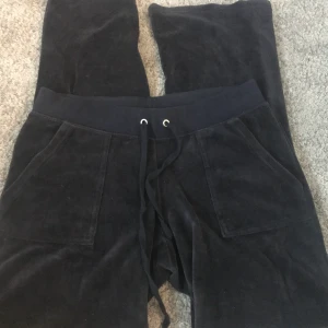 Juicy couture mjukisar - Fina mjukisbyxor från juicy couture. De är använda men inga slitningar! De är mörkblåa!!!  Jag är 168 där dem sitter bra, har även kompisar som testat som är över 170 där de också sitter bra. Sista bilden visar en modell som är 174 och bär s. Har gått ner i pris!!!!😍🥰😍🥰 (snälla läs beskrivningen noga innan ni frågar, ni får oftast alla svar om ni läser❤️❤️❤️❤️)