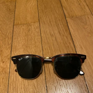 Ray-Ban solglasögon  - Säljer mina solbrillor som jag fick i födelsedagspresent i år. Fick dock ett par nya med styrka i som jag behöver så letar efter en ny ägare :). Som sagt dessa är bara ett par månader gamla och hur grymma som helst!                                    Nypris: 1.199kr