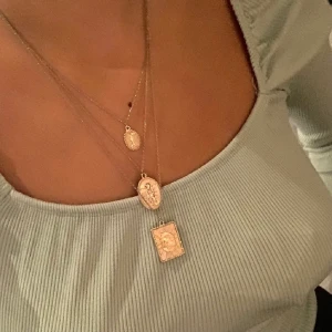 Halsband  - Super fint guld halsband med tre länkar som sitter ihop, aldrig använt🥰