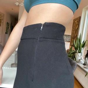 Cropped wide pants Zara - Snygga, as sköna byxor från Zara. Svarta, Hög midja, croppade, vidbyxa. 160:- med frakt inkluderat i priset. Byxan ser lite luddig ut på första bilden, den är inte det! Bara jag som inte tagit bort med roller, och för lat för att ta en ny bild 🙃🙂💕💕