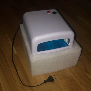 UV-lampa - Väldigt bra skick som ni ser på bilden! Återkommer med fraktkostnad. Priset kan diskuteras då jag behöver bli av med många produkter eftersom jag ska flytta. Se även mina andra nagel-produkter! Paketpris kan ordnas. 